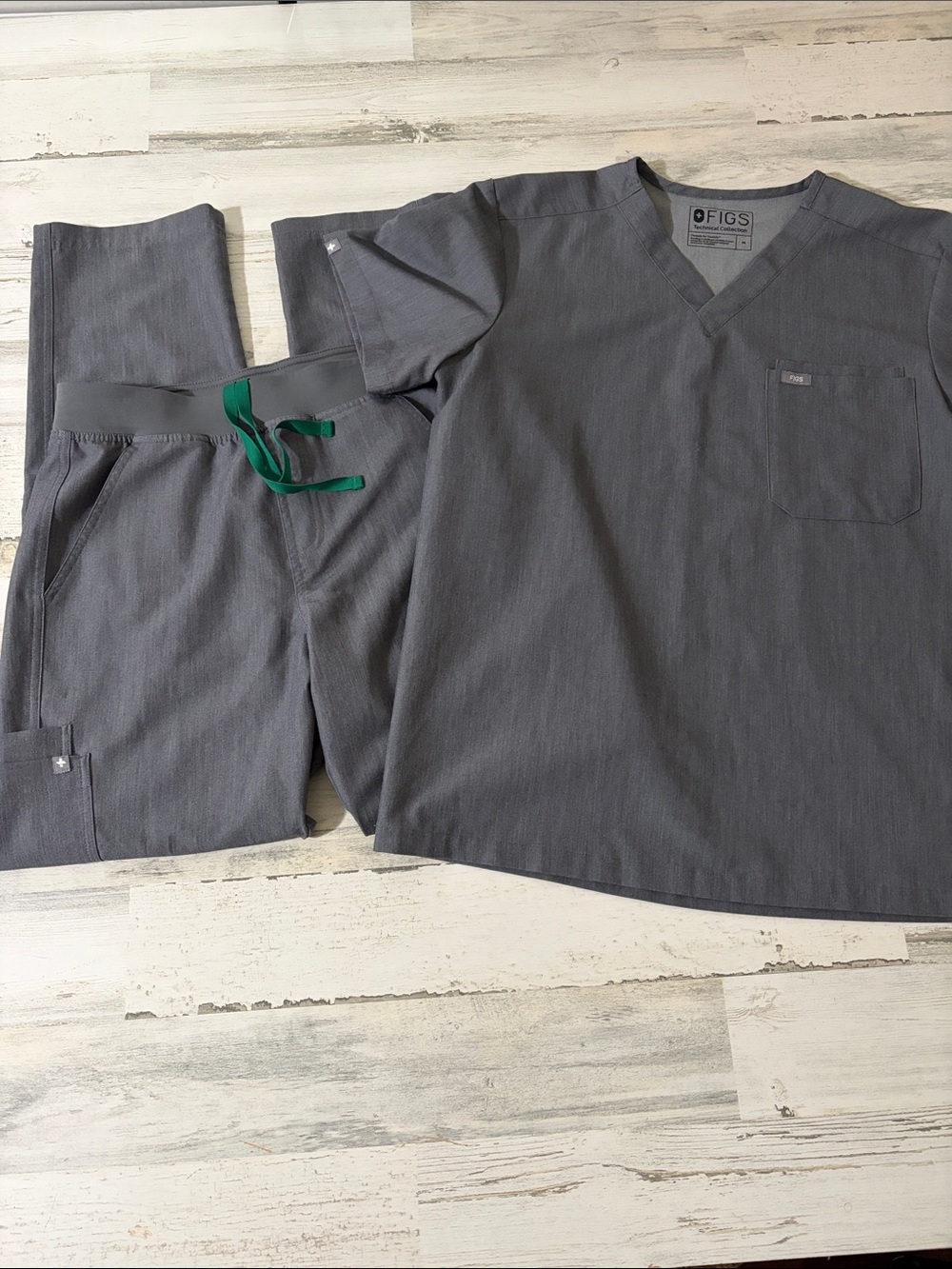 Figs Gray V-Neck Scrub Top & Pants with Green Drawstrings Size Medium